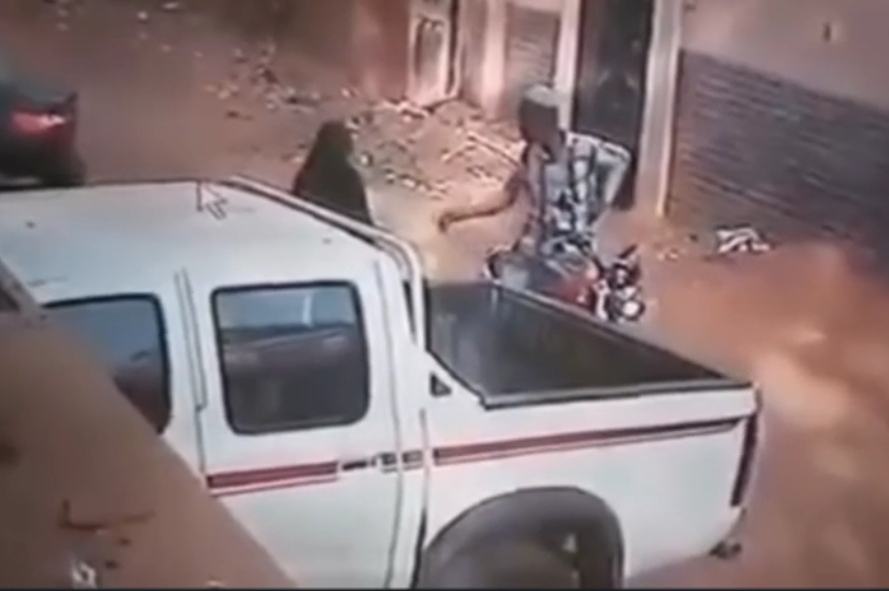 Girl Forcefully Fucked On Road With Showing Knife